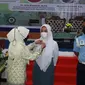 Pimpinan Daerah Nasyiatul Aisyiyah Kota Samarinda menyematkan pin kepada peserta seminar.