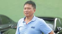 Pelatih Barito Putra, Mundari Karya saat mendampingi timnya berlatih di Stadion Bea Cukai, Rawamangun, Jakarta. (Bola.com/NIcklas Hanoatubun)