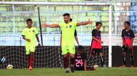 Arema FC menang telak 7-0 dalam uji coba melawan klub lokal Pasuruan, Tanobel di Stadion Kanjuruhan, Kabupaten Malang, Jumat (18/1/2019). (Bola.com/Iwan Setiawan)