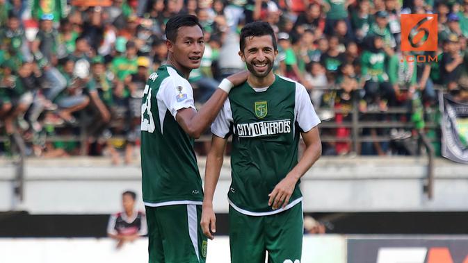 Bek Persebaya, Hansamu Yama (kiri) dan Manuchekhr Dzhalilov siap bertarung di Piala Presiden 2019. (Bola.com/Aditya Wany)