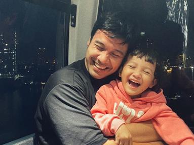 Kebersamaan Chicco Jerikho bersama Surinala. Sang putri tampak sangat dekat dengan ayahnya. (Foto: Instagram/ chicco.jerikho)
