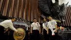 Sejumlah petugas melakukan gladi bersih pembukaan Konferensi Parlemen Asia Afrika, Jakarta, Rabu (22/4/2015). Tampak dua orang petugas berperan sebagai Presiden dan Ketua DPR (Liputan6.com/Andrian M Tunay) 