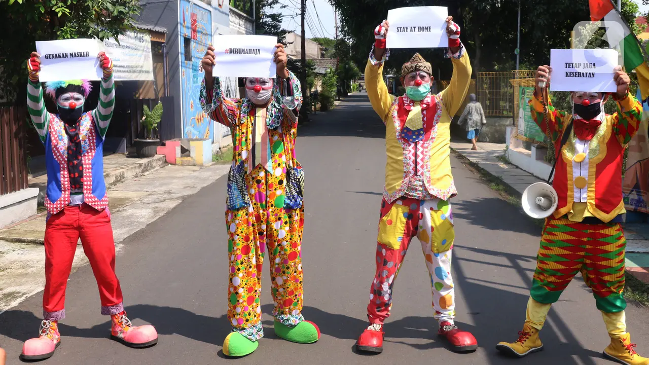 Aksi Badut di Tangerang Sosialisasikan PSBB