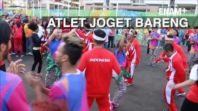 Atlet Indonesia punya cara dalam menghibur diri sendiri. Bersama warga sekitar mereka berbaur dan berjoget bersama