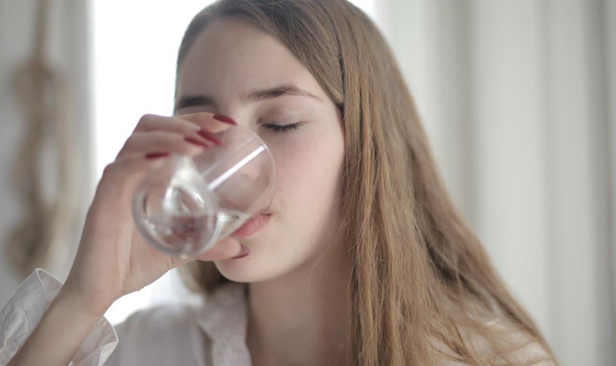 Ilustrasi Minum Air