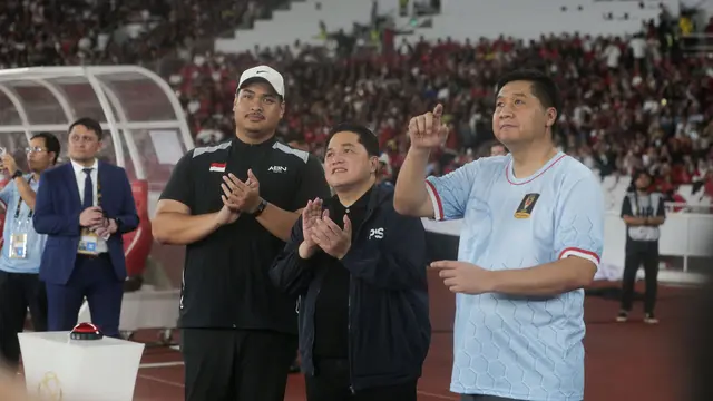 Erick Thohir (tengah) bersama Menpora Dito Ariotedjo (kiri) dan Ketua Steering Committee Piala Presiden 2025, Maruarar Sirait (kanan) dalam opening ceremony Piala Presiden 2025 di Stadion Utama Gelora Bung Karno, Jakarta (06/07/2025). (Bola.com/M. Iqbal I