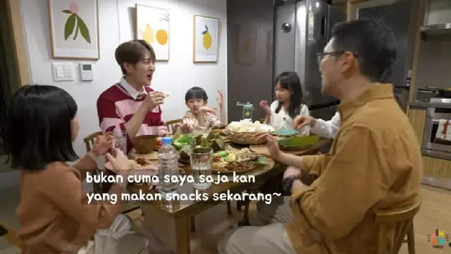 Onew SHINee makan masakan Sunda. (Tangkapan Layar YouTube/ Kimbab Family)
