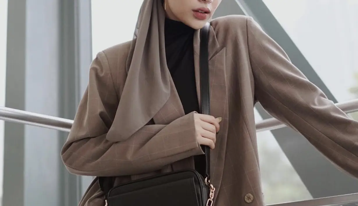 <p>Gaya makeupnya didominasi dengan kesan edgy. Tampikan area mata dengan aksen eyeliner dominan, membuat gayanya semakin menawan. [Foto: Instagram/ Aghnia]</p>
