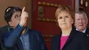 Perdana Menteri Skotlandia Nicola Sturgeon (kanan) saat mengunjungi Kota Terlarang, bekas kaisar Tiongkok, di Beijing (10/4). Sturgeon berada di China dalam kunjungannya selama enam hari. (AFP Photo/Greg Baker)