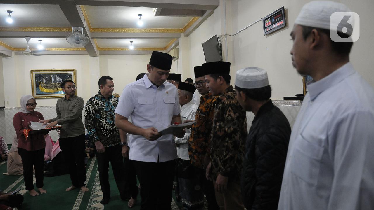 Menteri AHY Bagikan Sertifikat Tanah Wakaf