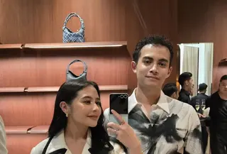 Lihat di sini gaya couple Prilly Latuconsina dan Omara Esteghlal di Re-Opening Bottega Veneta Senayan City. [@prillylatuconsina96].