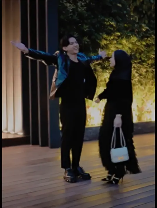 Demi membahagiakan sang istri, Rey Mbayang menyiapkan kejutan romantis dengan banyak bunga dan suasana begitu romantis. Selama menikah,keduanya kerap menunjukkan keharmonisan dan kemesraannya. [Instagram/rey_mbayang]