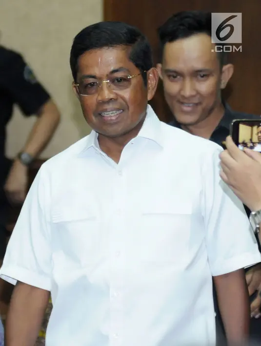 Mensos, Idrus Marham (tengah) berada di ruang sidang pengadilan Tipikor jelang sidang tuntutan kasus dugaan korupsi proyek e-KTP dengan terdakwa Setya Novanto, Jakarta, Kamis (29/3). Sidang mendengar pembacaan tuntutan. (Liputan6.com/Helmi Fithriansyah)