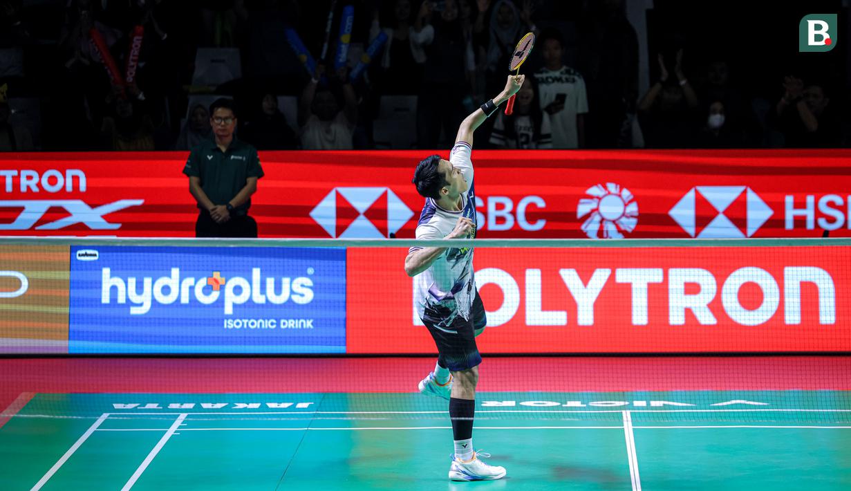 Pebulu tangkis tunggal putra Indonesia, Jonatan Christie merayakan kemenangan atas kompatriotnya, Alwi Farhan dalam babak 16 besar Indonesia Open 2026 di Istora Senayan, Jakarta, Kamis (04/06/2026). (Bola.com/Bagaskara Lazuardi)