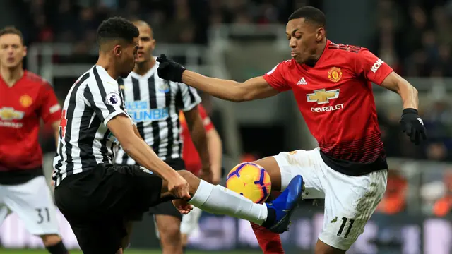 Striker Newcastle, Ayoze Perez, berebut bola dengan striker Manchester United, Anthony Martial, pada laga Premier League di Stadion St James Park, Newcastle, Rabu (2/1). Newcastle kalah 0-2 dari MU. (AFP/Lindsey Parnaby)