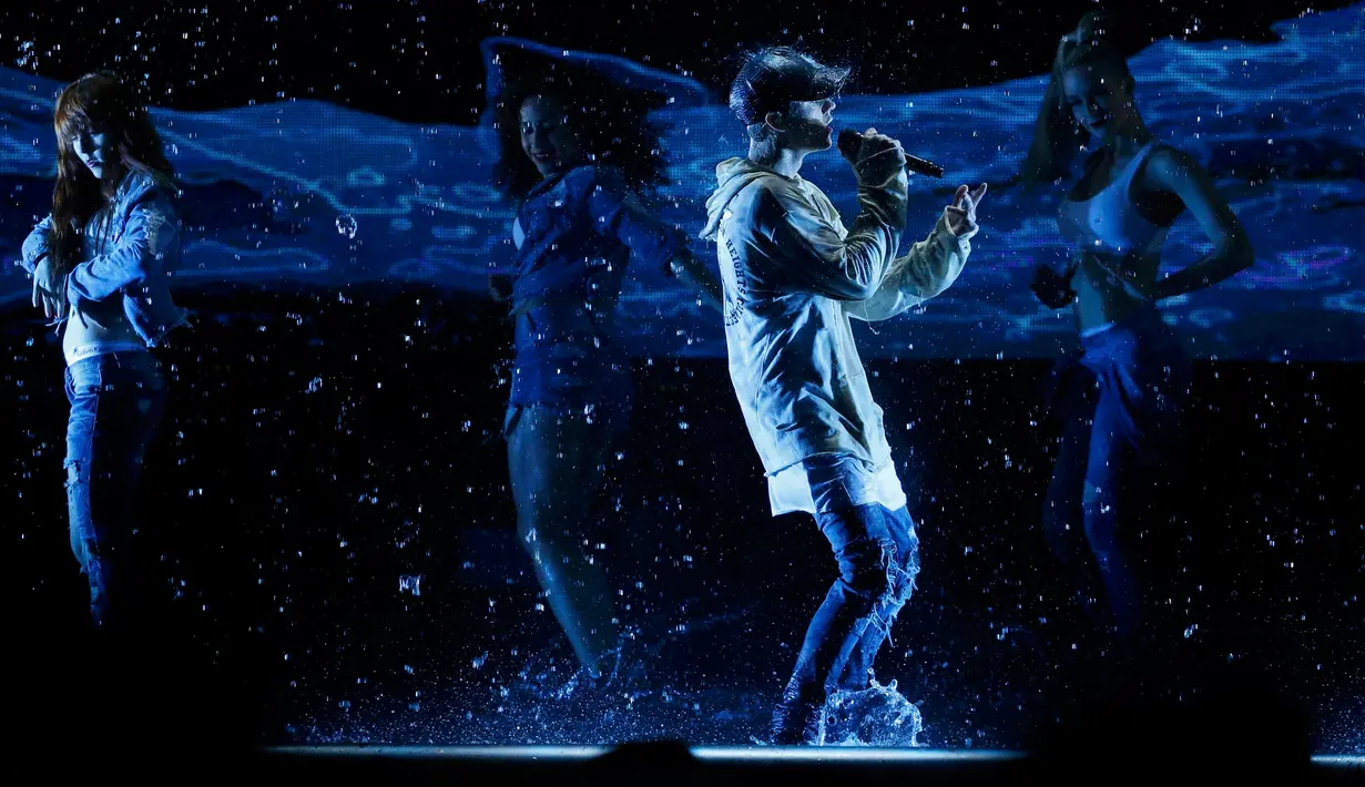 Penyanyi Justin Bieber saat membawakan lagu berjudul "Sorry" pada American Music Awards 2015 di Los Angeles, California (22/11). Album terbarunya Justin Bieber Purpose berhasil menduduki peringkat pertama di Billboard 200. (REUTERS/Mario Anzuoni)