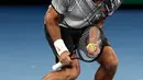 Petenis asal Swiss Roger Federer bereaksi setelah memenangi laga final Australia Terbuka 2017 melawan Rafael Nadal (Spanyol) di Melbourne, Minggu (29/1). Federer menang 6-4 3-6 6-1 3-6 6-3 atas Nadal. (AP Photo/Aaron Favila)