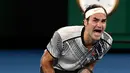 Petenis asal Swiss Roger Federer bereaksi setelah memenangi laga final Australia Terbuka 2017 melawan Rafael Nadal (Spanyol) di Melbourne, Minggu (29/1). Federer menang 6-4 3-6 6-1 3-6 6-3 atas Nadal. (AP Photo/Aaron Favila)
