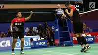 Ganda Putri Indonesia, Greysia Polii/Apriyani Rahayu mengepalkan tangan saat melawan Chae Yoo Jung/Kim So Yeong (Korsel) di 32 Besar Indonesia Open 2017, Jakarta, Rabu (14/6). Greysia/Rahayu unggul 15-21. 21-23, 21-14. (Liputan6.com/Helmi Fithriansyah)