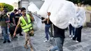Serangan udara Israel juga memicu gelombang pengungsi dari Lebanon Selatan. (FADEL ITANI/AFP)