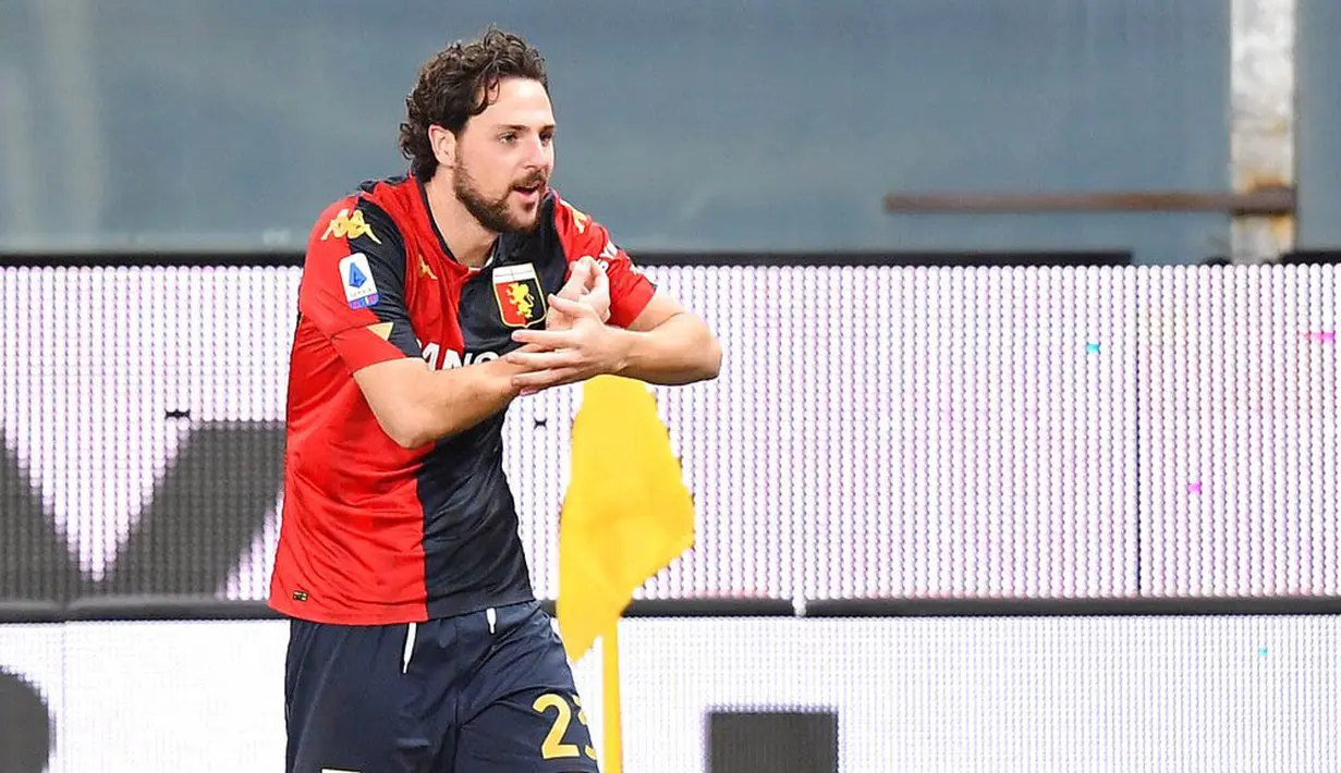 Pemain Genoa, Mattia Destro, melakukan selebrasi usai mencetak gol ke gawang AC Milan pada laga Liga Italia di Stadion Luigi Ferraris, Kamis (17/12/2020). Kedua tim bermain imbang 2-2. (Spada/LaPresse via AP)