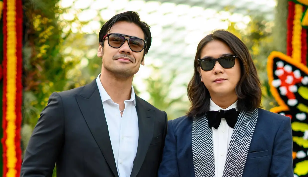 Tampil gaya dengan kacamata hitam, penampilannya ini banyak dibanjiri pujian oleh netizen. Dalam potretnya yang diunggah dalam media sosial Instagram pribadinya ini, sosok Chicco Jerikho dan Iqbaal pun ada yang menyebut bak Tony Stark dan Peter Parker, benar enggak ya? (Liputan6.com/IG/@chicco.jerikho)