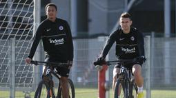 Pemain Eintracht Frankfurt Tuta (kiri) dan Rafael Borre tiba untuk menjalani sesi latihan jelang menghadapi Napoli pada pertandingan sepak bola babak 16 besar Liga Champions di Frankfurt, Jerman, 20 Februari 2022. Eintracht Frankfurt akan menghadapi Napoli di Waldstadion atau Deutsche Bank Park pada 22 Februari 2023 pukul 03.00 WIB. (Daniel ROLAND/AFP)