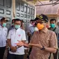 Gubernur Sumbar, Irwan Prayitno meninjau perbatasan Sumbar - Riau melihat arus masuk di daerah itu.