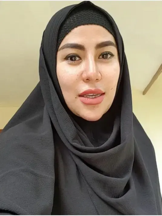 "Selama ini aku dengar ceramah, terkadang sama Ustaz ini gak boleh begini, sama Ustaz ini gak boleh begini. Tapi ternyata saat dengar kajian Ustaz Abdul Somad, itu ringan sekali dan gampang dimengerti," kata Cinta. (Instagram/princess_cinta_penelope)