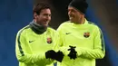 Lionel Messi dan Adriano saat latihan di Etihad Stadium, Inggris, Selasa (24/2/2015). Manchester City akan menjamu Barcelona di leg pertama Liga Champion di Etihad Stadium pada Rabu (25/2/2015).(Reuters/Carl Recine)