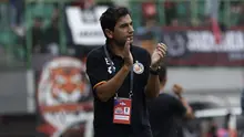 Pelatih Semen Padang, Eduardo Almeida, memperhatikan pemainnya saat melawan Persija Jakarta pada laga Shopee Liga 1 di Stadion Patriot Chandrabhaga, Bekasi, Rabu (16/10). Persija takluk 1-2 atas Semen Padang. (Bola.com/Yoppy Renato)