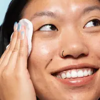 Mengenali pentingnya membangun skin resilience sebagai benteng utama untuk melindungi wajah dari stres oksidatif dan penuaan dini akibat lingkungan urban. [Dok/Freepik.com].