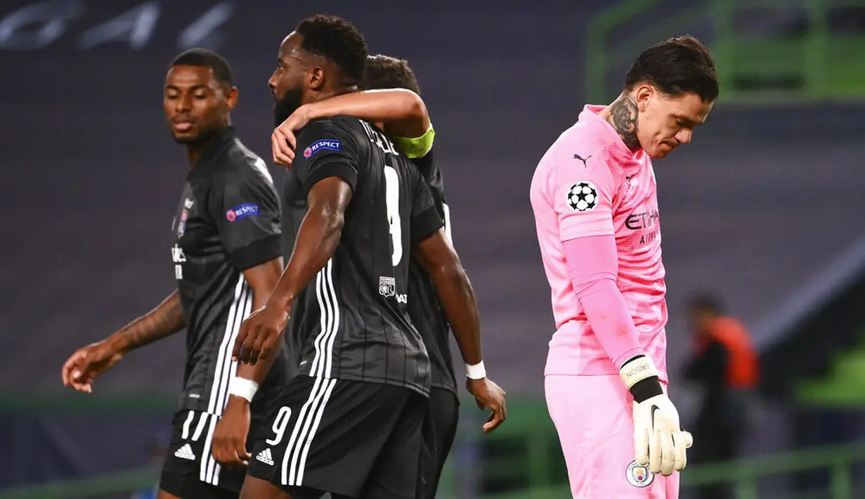 Kiper Manchester City, Ederson, tertunduk lesu usai ditaklukkan Lyon pada perempat final Liga Champions di Stadion Jose Alvalade, Sabtu (15/8/2020). Lyon menang 3-1 atas Manchester City. (Miguel A. Lopes/Pool via AP)