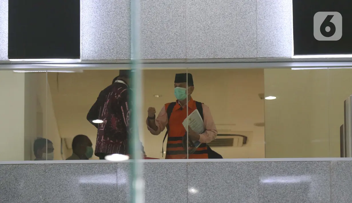 Mantan Anggota BPK, Rizal Djalil (kanan) sesaat turun untuk mengikuti rilis penahanan di Gedung KPK, Jakarta, Kamis (3/12/2020). Rizal Djalil diduga menerima suap Sin$ 100 ribu dari Komisaris Utama PT Minarta Dutahutama, Leonardo Jusnimarta Prasetyo. (Liputan6.com/Helmi Fithriansyah)