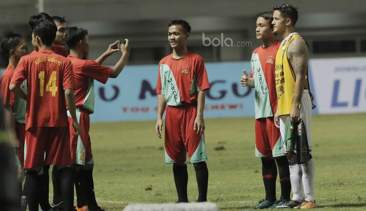 Striker Bali United, Irfan Bachdim, foto bersama anak gawang usai laga melawan PS TNI pada lanjutan Liga 1 di Stadion Pakansari, Bogor, Senin (10/7/2017). (Bola.com/M Iqbal Ichsan)