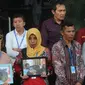 Orang tua Randi dan Yusuf, dua mahasiswa Universitas Halu Oleo yang tewas tertembak saat aksi demo menolak RKUHP dan revisi UU KPK pada September lalu di Kendari, Sulawesi Tenggara, mendatangi Gedung KPK, Jakarta, Kamis (12/12/2019). (merdeka.com/Dwi Narwoko)