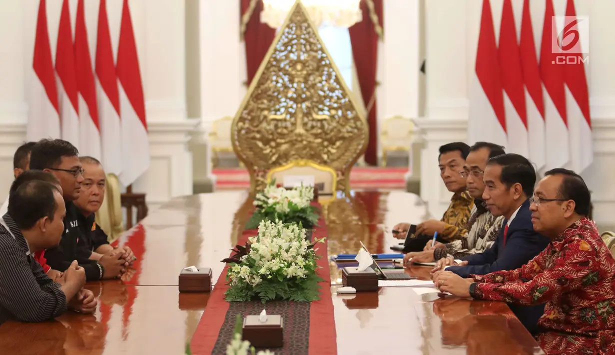 Presiden Joko Widodo atau Jokowi menerima perwakilan ojek online di Istana Merdeka, Jakarta, Selasa (27/3). Sebelumnya, para pengemudi ojek online melakukan aksi di depan Istana Merdeka. (Liputan6.com/Angga Yuniar)