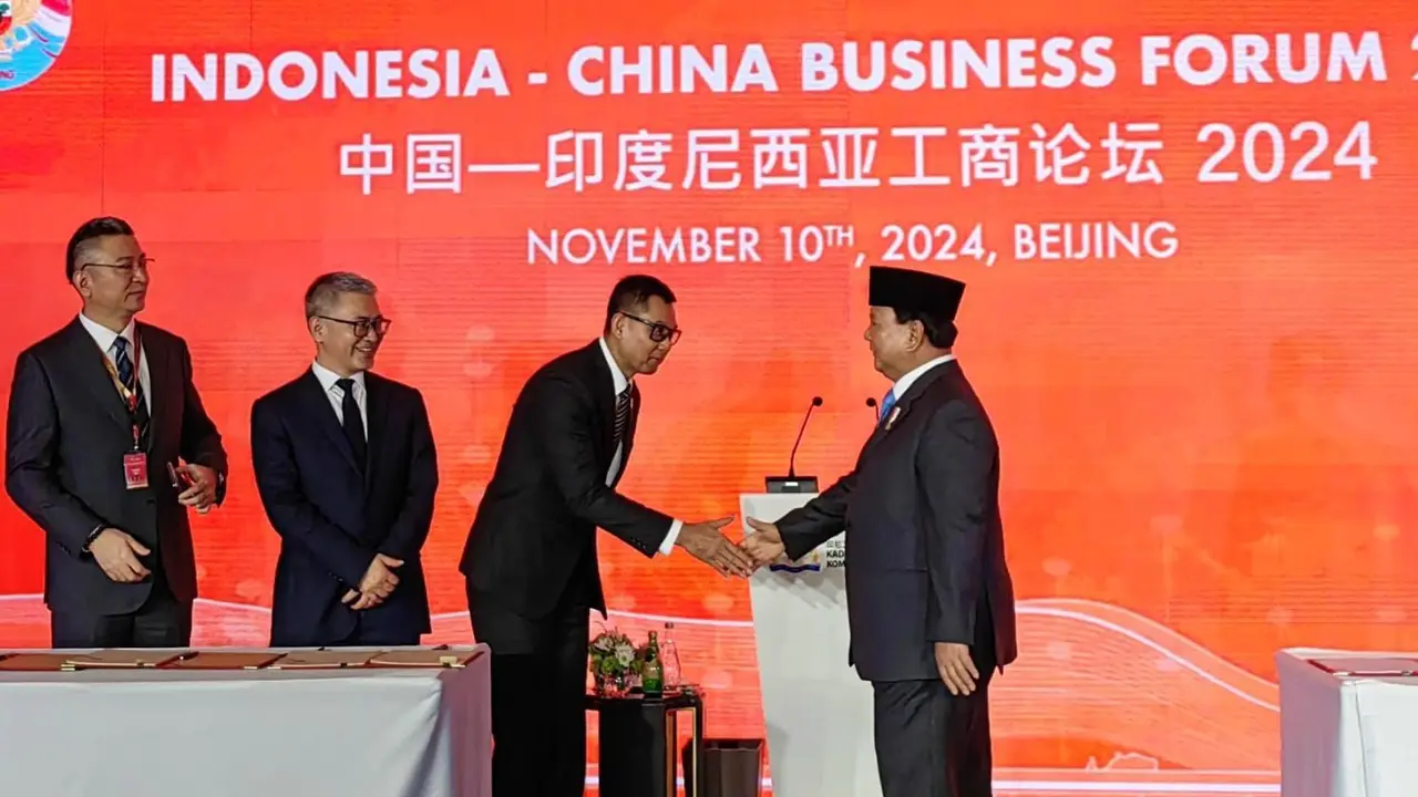 Presiden Prabowo menyaksikan kesepakatan antara PT PLN (Persero) dan dua perusahaan besar asal China, Huawei dan SDIC Power dalam meningkatkan kemandirian energi di Indonesia. (Dok PLN)