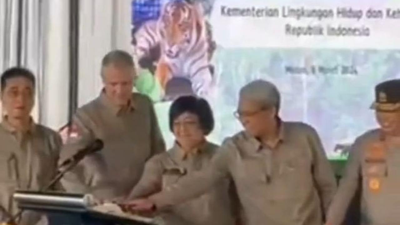 Dan inilah momen Menteri Siti Nurbaya bersama para pejabat penting lainnya saat meresmikan pelepas liaran harimau Sumatra.