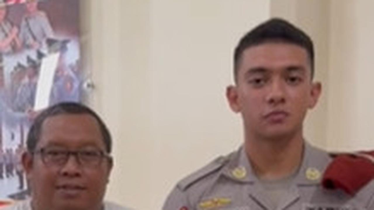 Taruna Akpol Tampan Khalifah Nasif Diapit Para Perwira Polisi Sampai 'Disayang-sayang', Netizen: Berkharisma Calon Adhi Makayasa