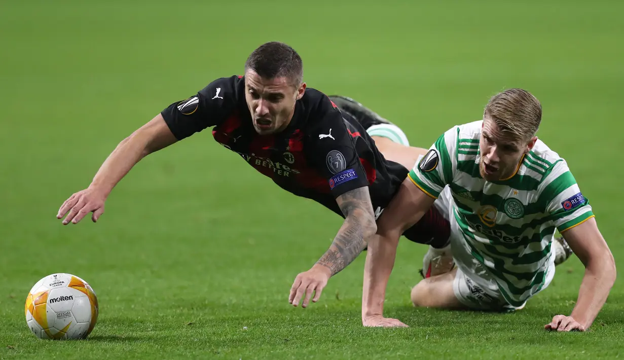 Gelandang AC Milan, Rade Krunic, Berebut bola dengan bek Celtic, Kristoffer Ajer, pada laga Grup H Liga Europa 2020/2021 di Celtic Park Stadion, Jumat (23/10/2020). AC Milan menang 3-1 atas Celtic. (AFP/Russell Cheyne/pool)