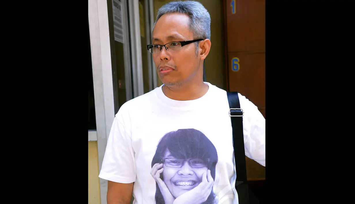 Keluarga, kerabat dan rekan Ade Sara hadir datang dengan menggunakan kaos yang bergambar Ade Sara di Pengadilan Negeri Jakarta Pusat, Selasa (19/8/14). (Liputan6.com/Faisal R Syam)