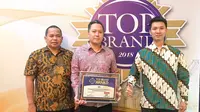 Head of Marketing Division PT Gajah Tunggal Tbk, Leonard Gozali (tengah) saat menerima penghargaan (istimewa)