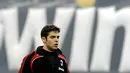 AC Milan's midfielder Kaka arrives on the field prior his team's Italian Serie A match against Fiorentina on January 17, 2009 at San Siro Stadium in Milan. AFP PHOTO/DAMIEN MEYER