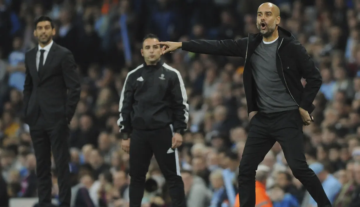 Ekspresi pelatih Manchester City, Pep Guardiola memberikan instruksi kepada pemainnya saat melawan Shakhtar Donetsk pada laga grup F Liga Champions di Etihad stadium, Manchester, (26/9/2017). City menang 2-0. (AP/Rui Vieira)