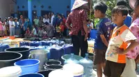 Warga mengantre bantuan air bersih. (Liputan6.com/Muhamad Ridlo)