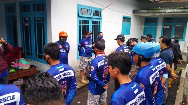 Tim Relawan Partai NasDem membantu pencarian dan penyelamatan korban letusan Gunung Semeru