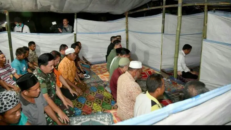 Jokowi Jadi Imam Saat Korban Lombok Salat Magrib