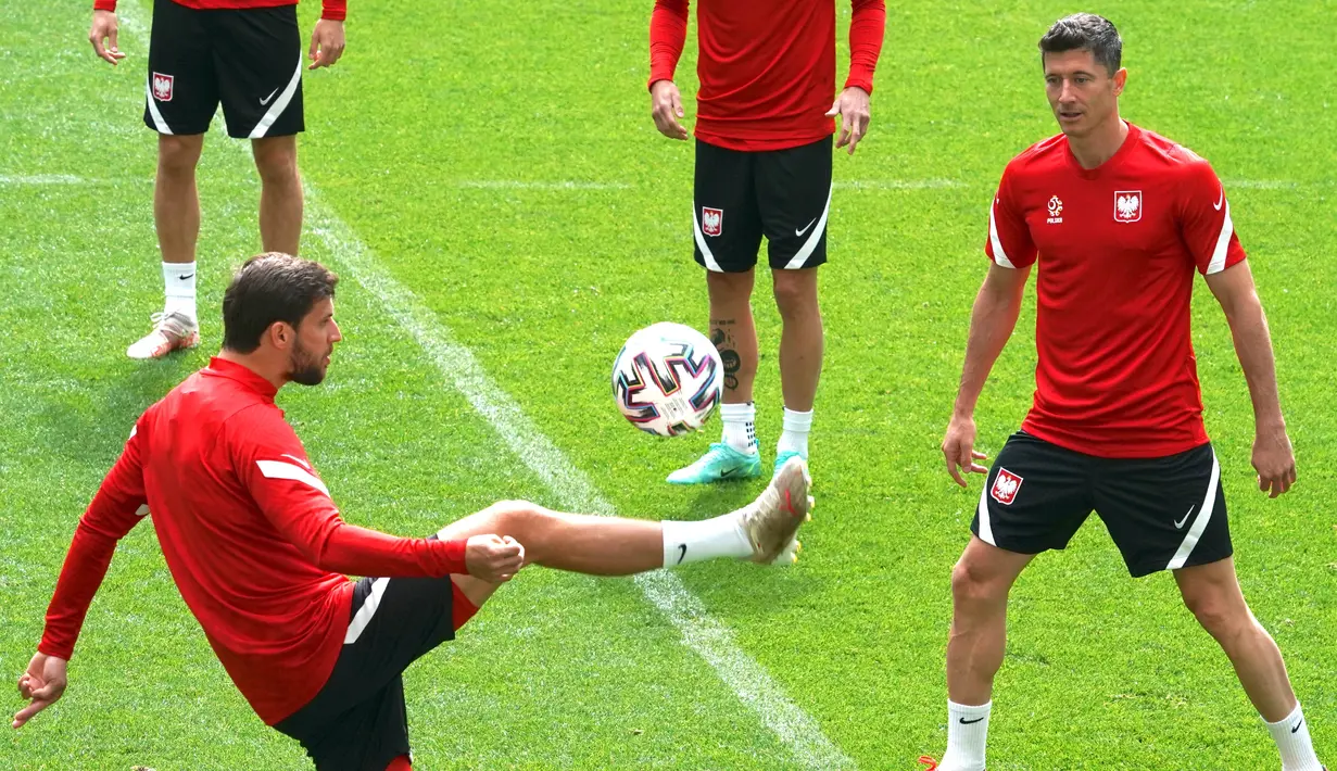 Pemain timnas Polandia Bartosz Bereszynski (kiri) dan Robert Lewandowski ambil bagian dalam sesi Latihan mereka di Arena Gdansk di Gdansk, Minggu (13/6/2021). Pertandingan pembuka Grup E Euro 2020 akan mempertemukan Polandia vs Slovakia di Stadion Krestovsky, Senin (14/6) WIB. (JANEK SKARZYNSKI/AFP)