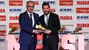 Megabintang Barcelona, Lionel Messi berpose dengan Direktur jurnal olahraga Marca, Juan Ignacio Gallardo saat menerima trofi Golden Boot alias Sepatu Emas Eropa dalam sebuah acara di Antiga Fabrica Estrella Damm, Selasa (18/12). (LLUIS GENE/AFP)